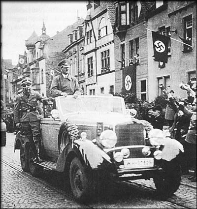 Hitler bei der Durchfahrt durch Trier (Mai 1939)
