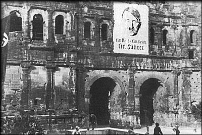 Hitlerportrait an der Porta Nigra (April 1938)
